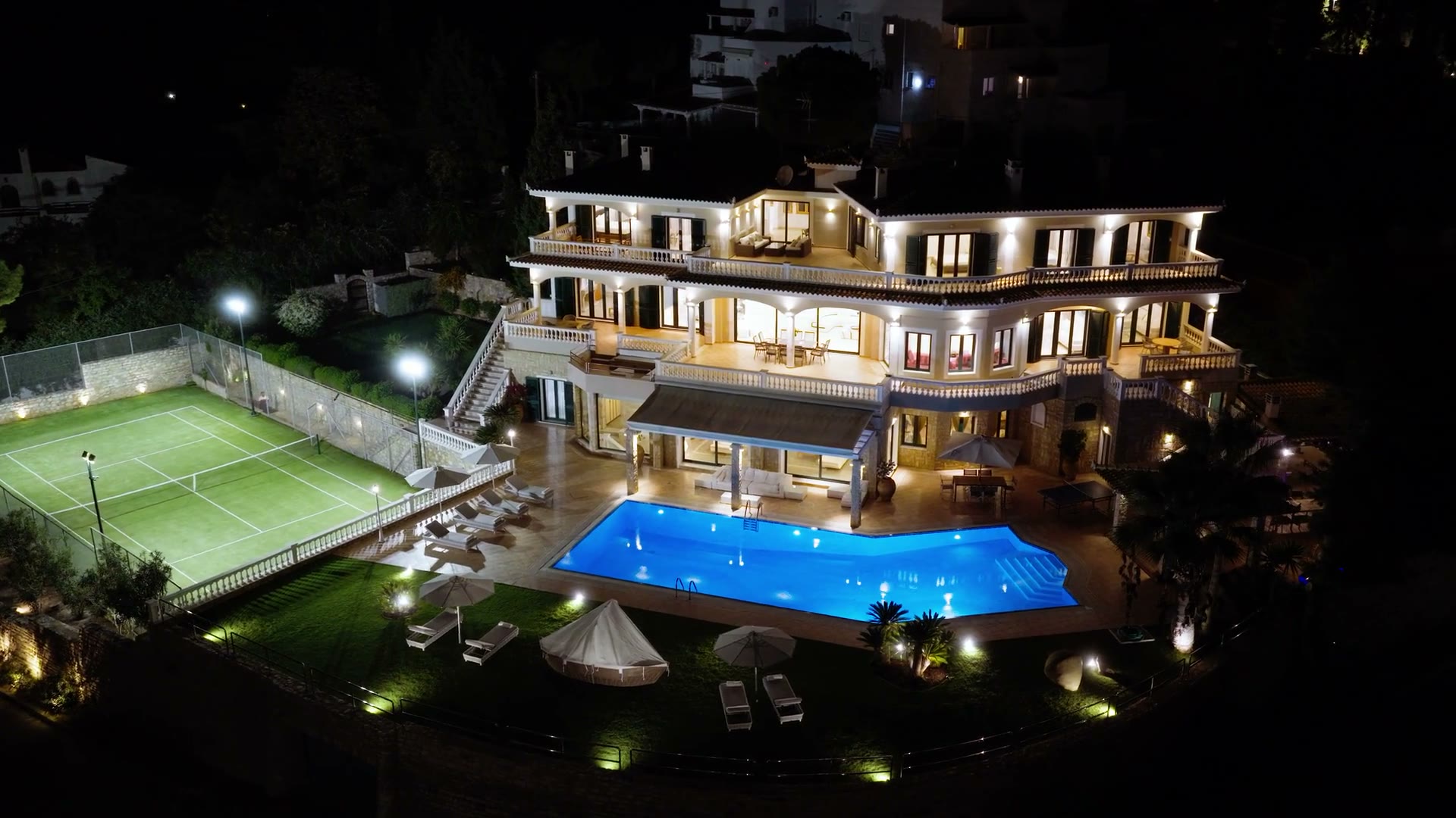 Villa Rafaella, alternate cut
